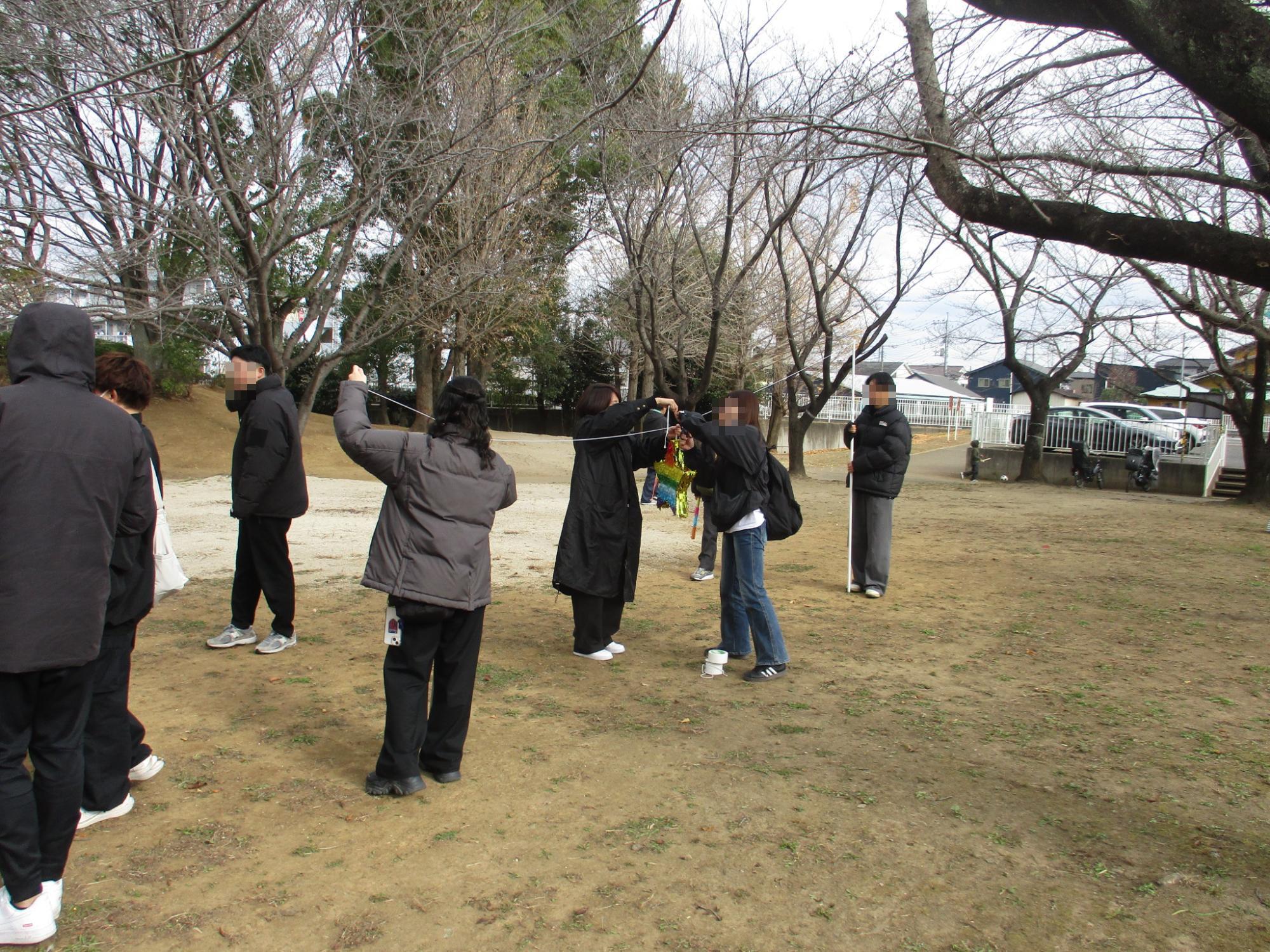 ロケ準備のため星型段ボールを吊り下げる様子