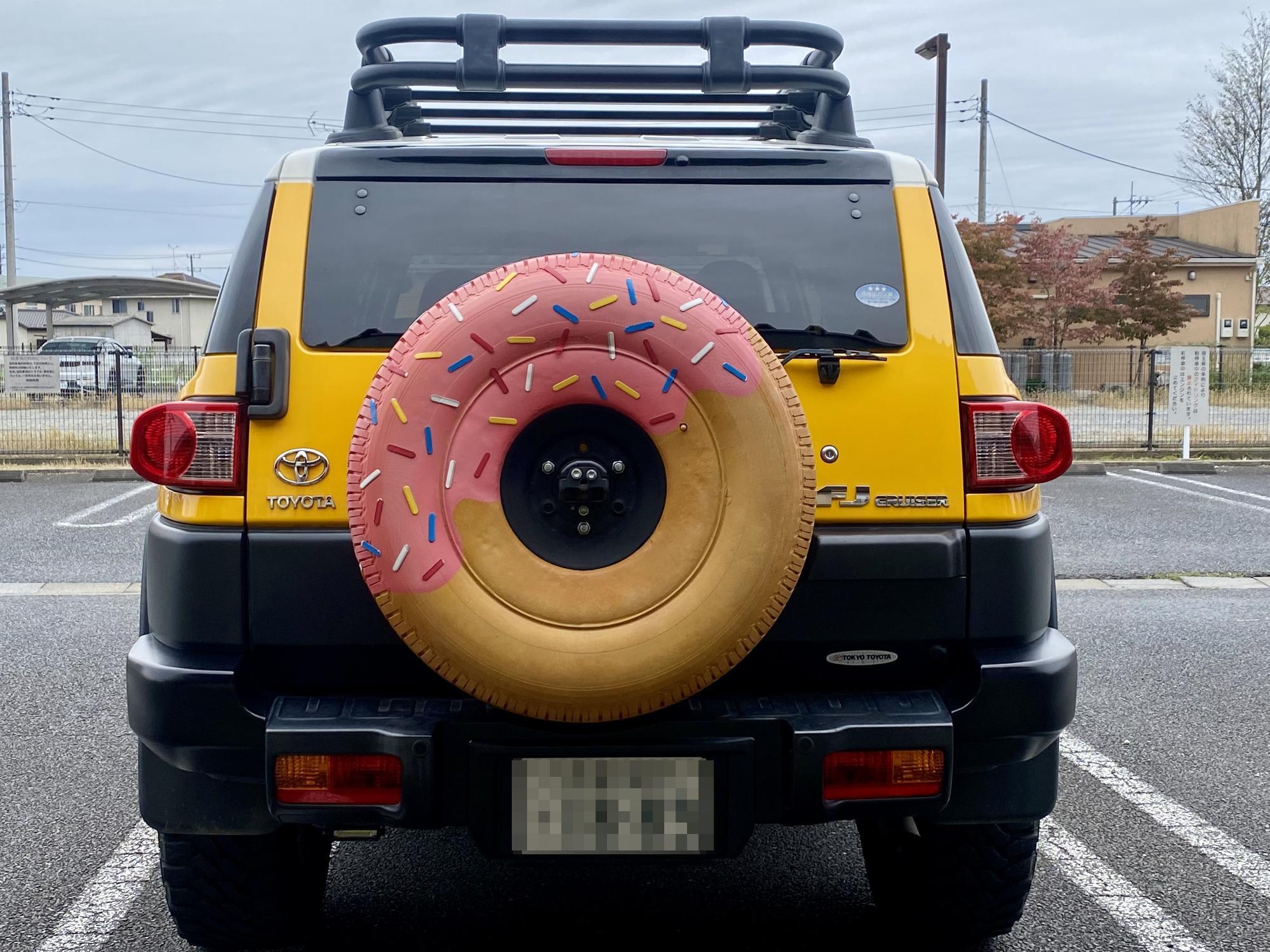 メシドラ専用車両タイヤがドーナツ柄になっている特徴的な後ろ写真