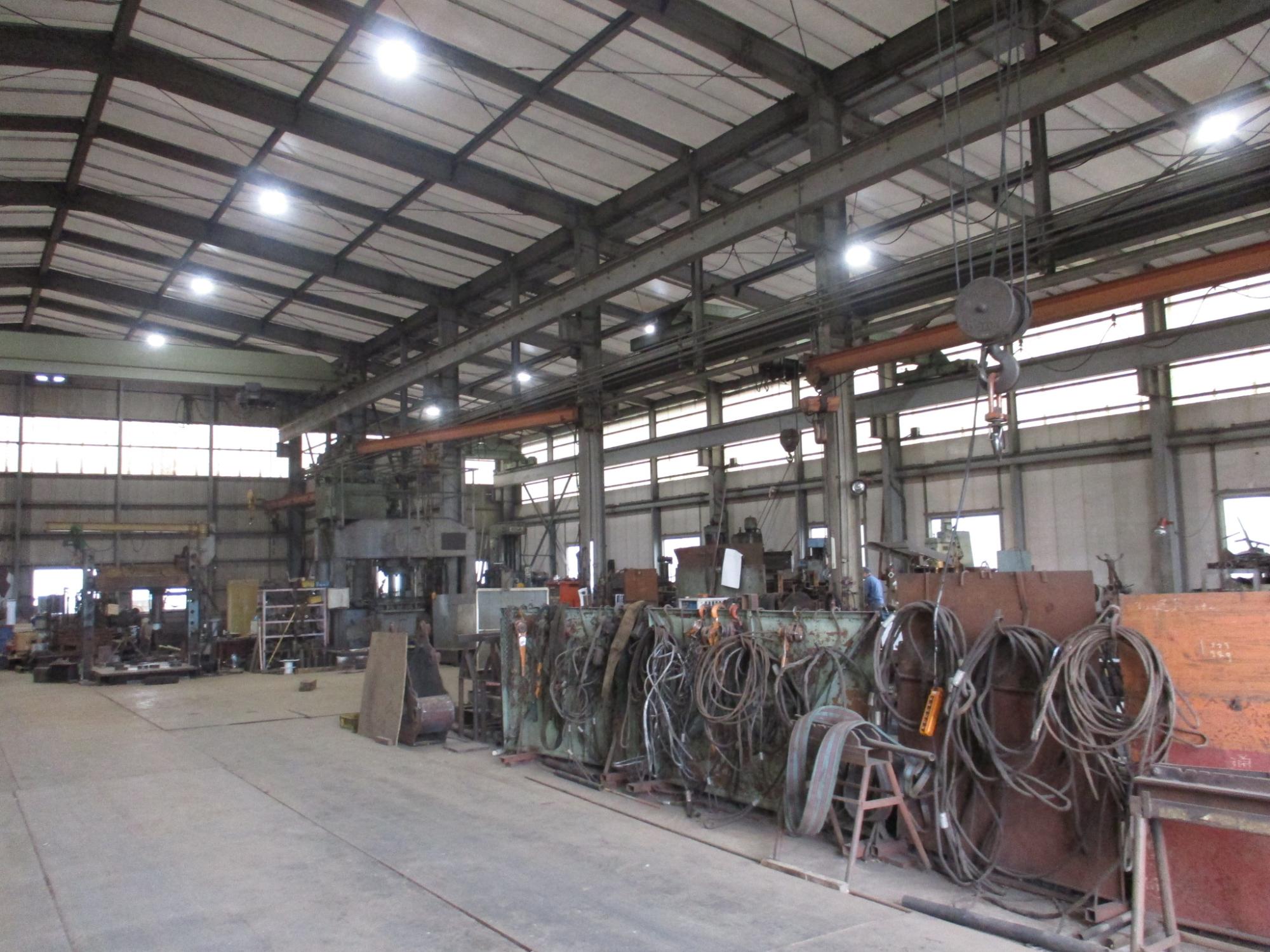 ロープが印象的な作業工場の写真