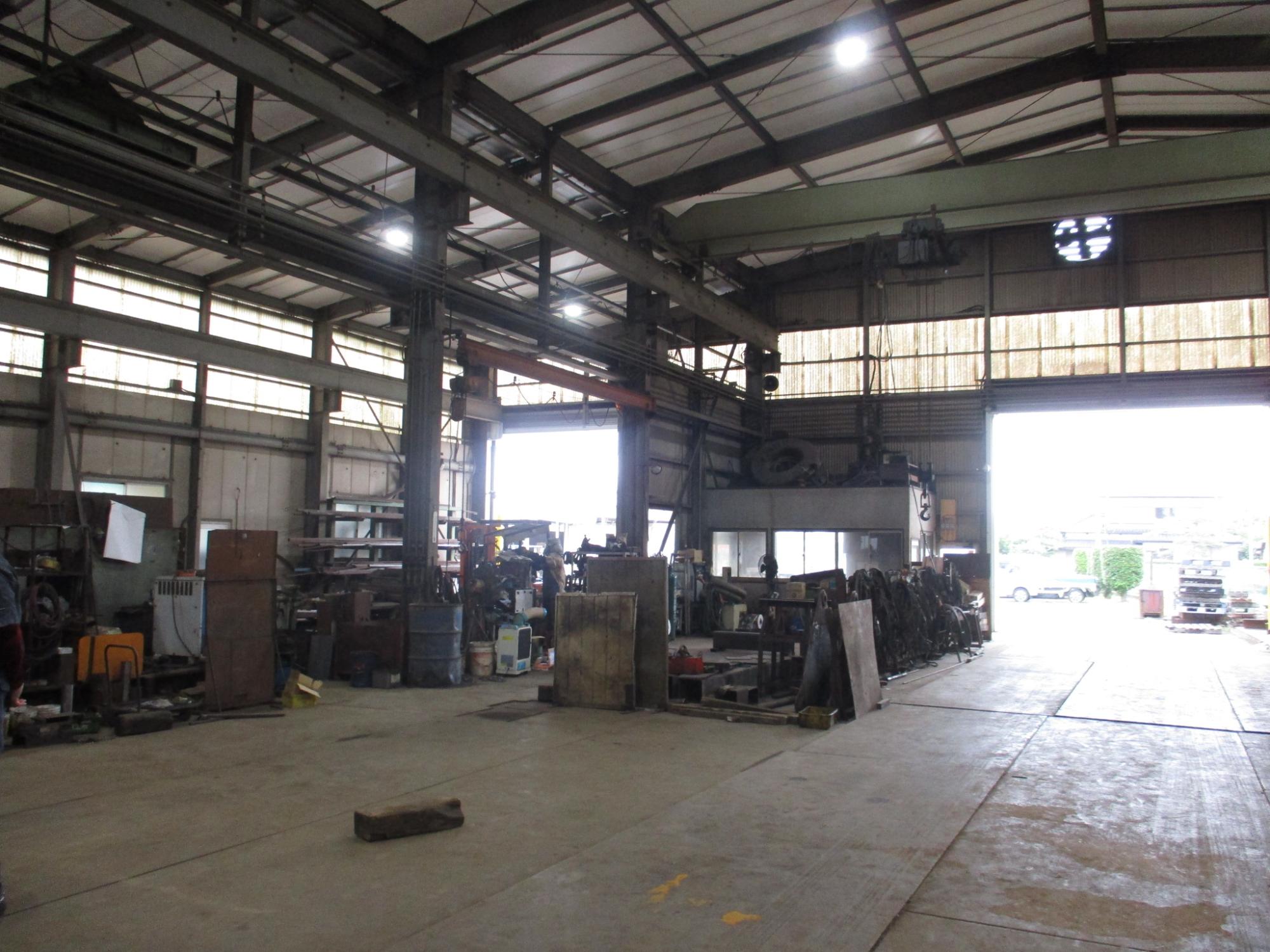 出入口がみえる作業工場の写真