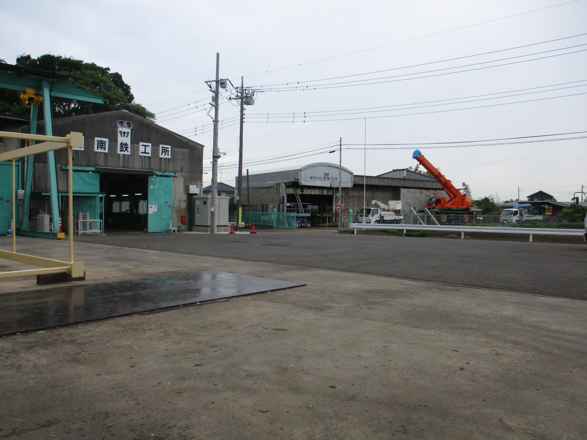 工場の外観と空きスペースの写真