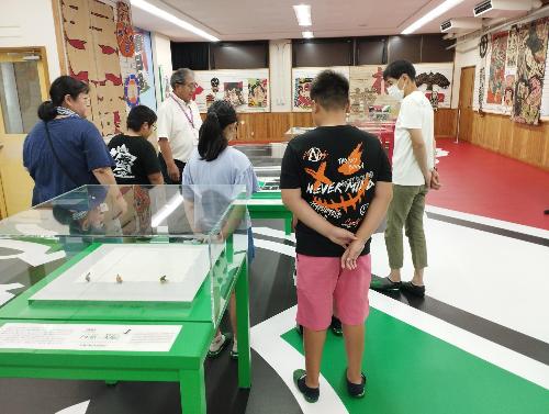 大凧文化展示室を見学する親子
