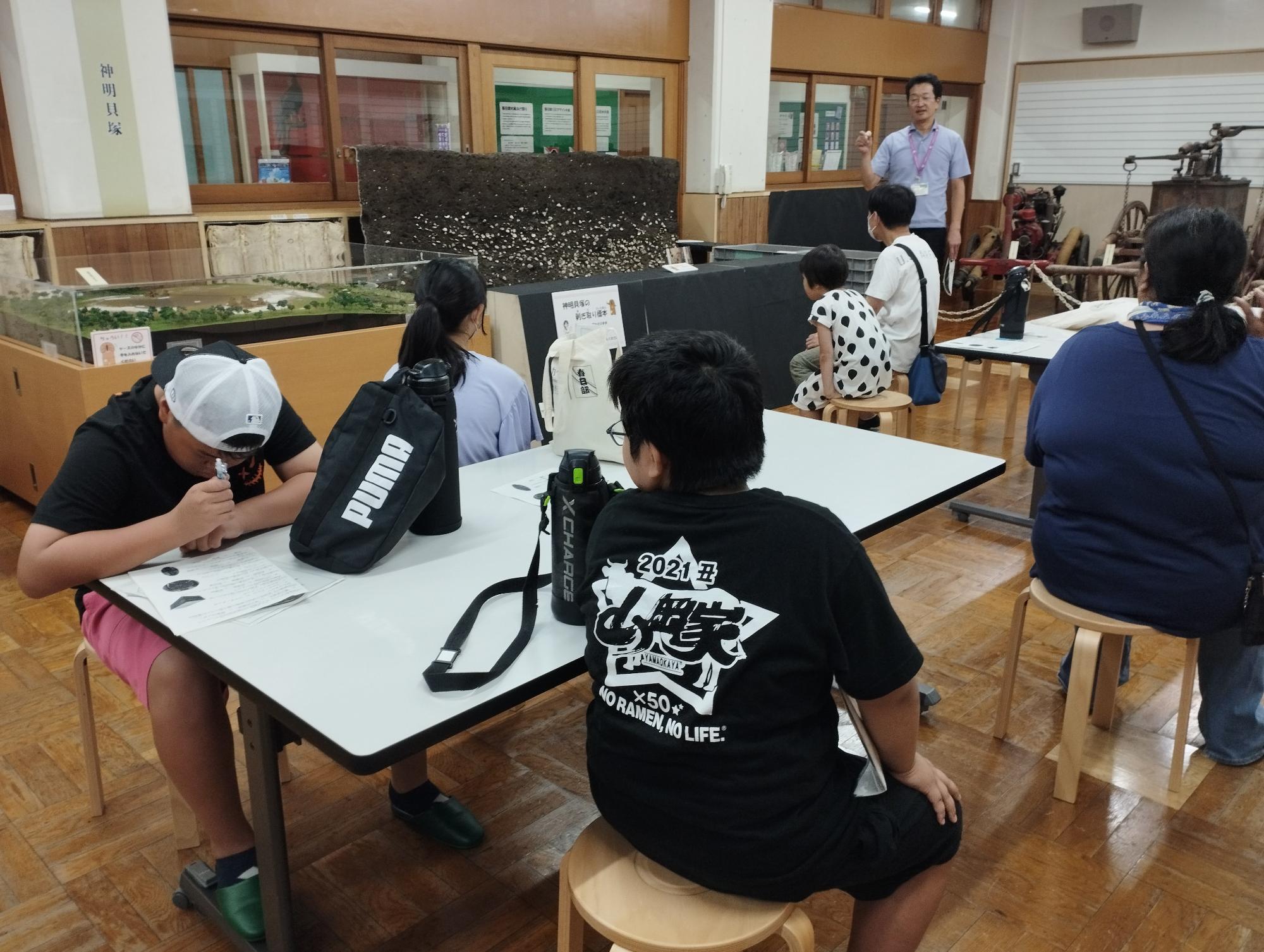 宝珠花サロンを見学する参加者