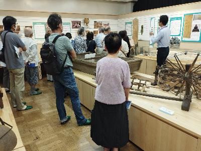 歴史展示室を見学する参加者