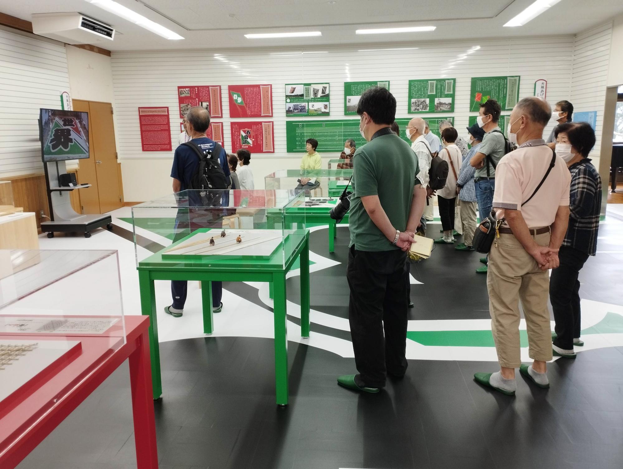 大凧の展示を見学する参加者