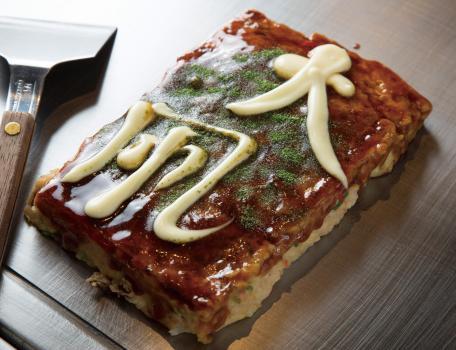 大凧の字がマヨネーズで書かれている春日部大凧焼の写真