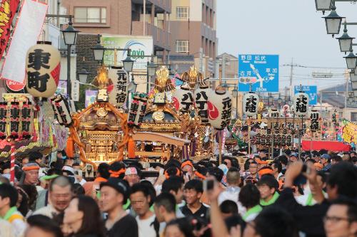 画像：春日部夏まつりで神輿を担いでいる様子