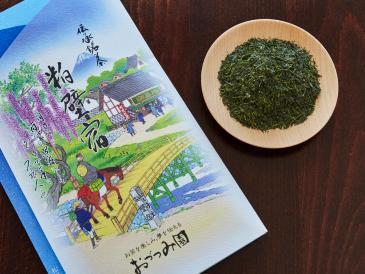 左から商品パッケージと木の小皿に盛られた茶葉が並び、それを真上から下に写した写真