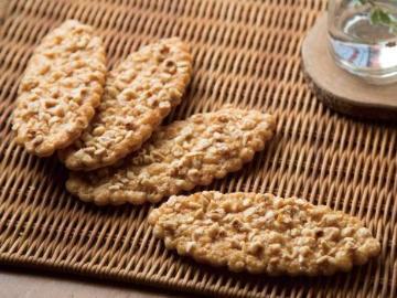 籠あみのお皿に載せて提供されているオークの木の葉の写真