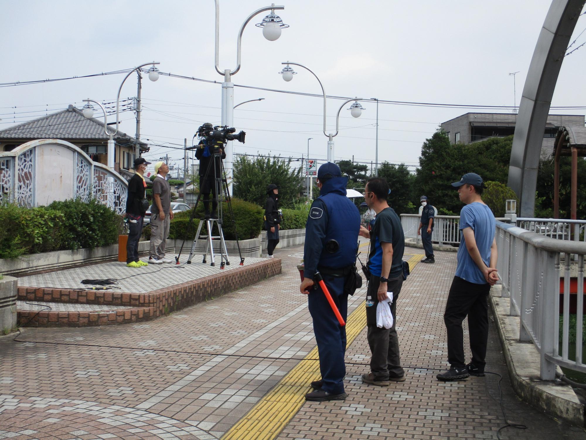 古利根公園橋で撮影の準備を行っている様子