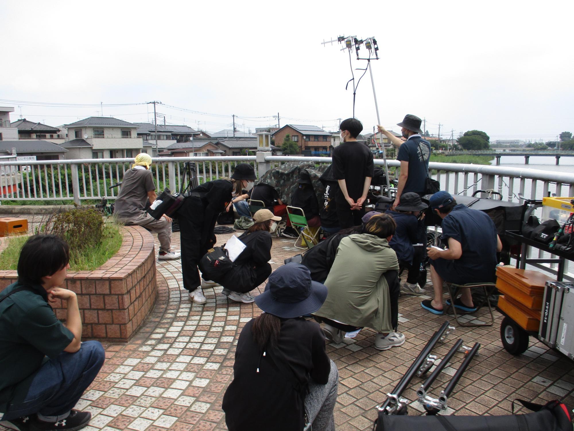 古利根公園橋で撮影内容の確認を行っている様子