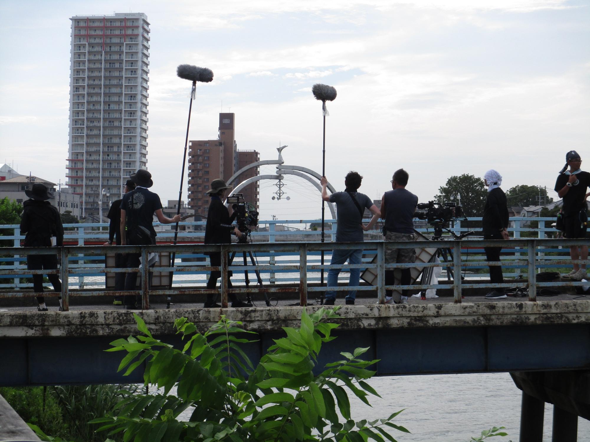春日橋で撮影をしている様子