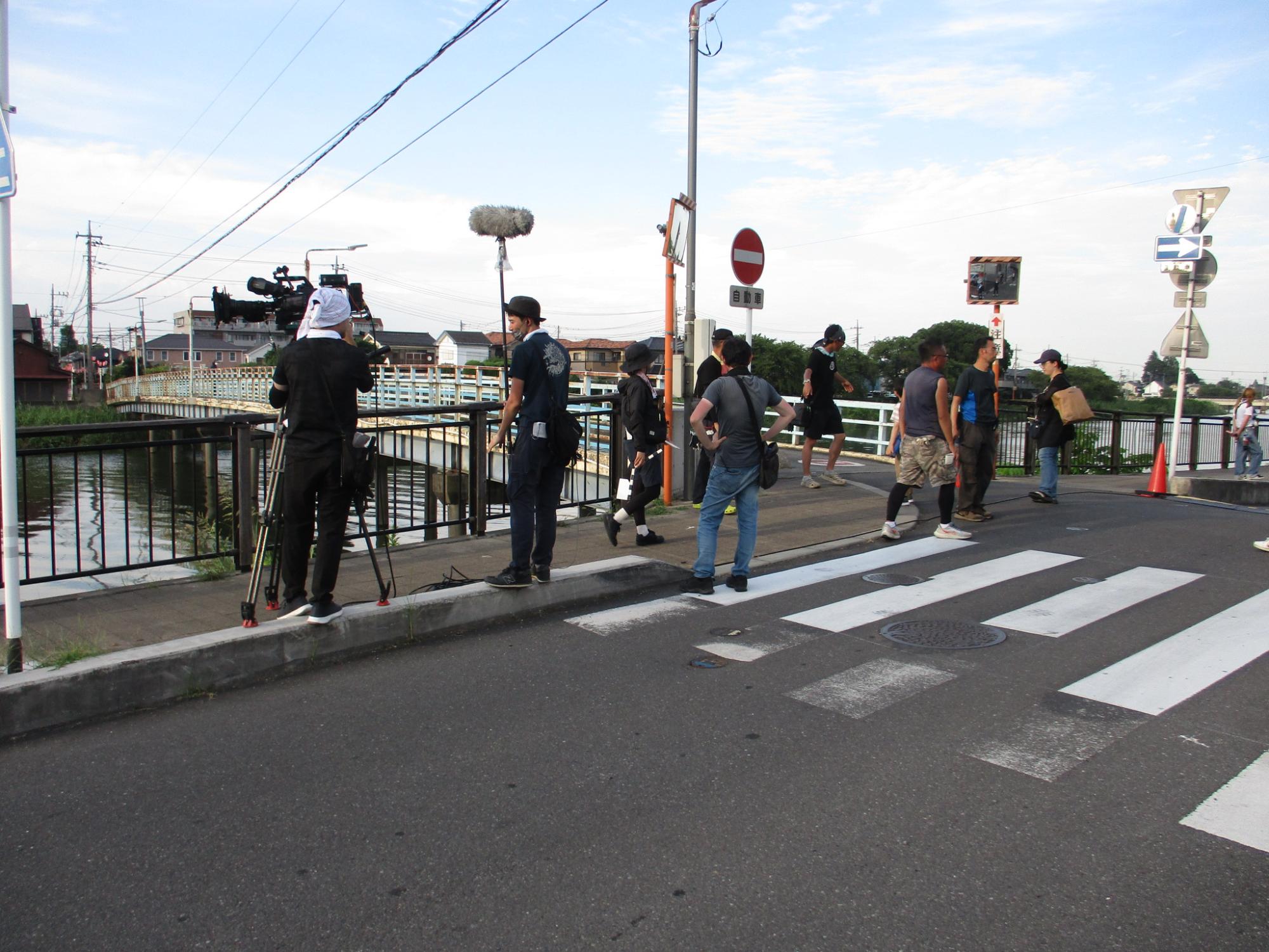 春日橋で撮影している様子