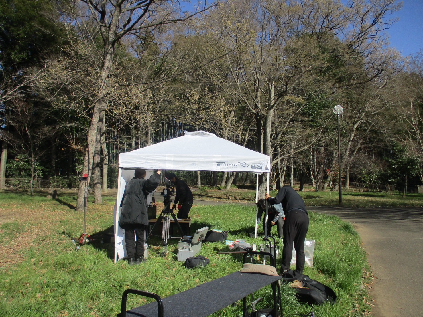 内牧公園に撮影セットをつくっているところ