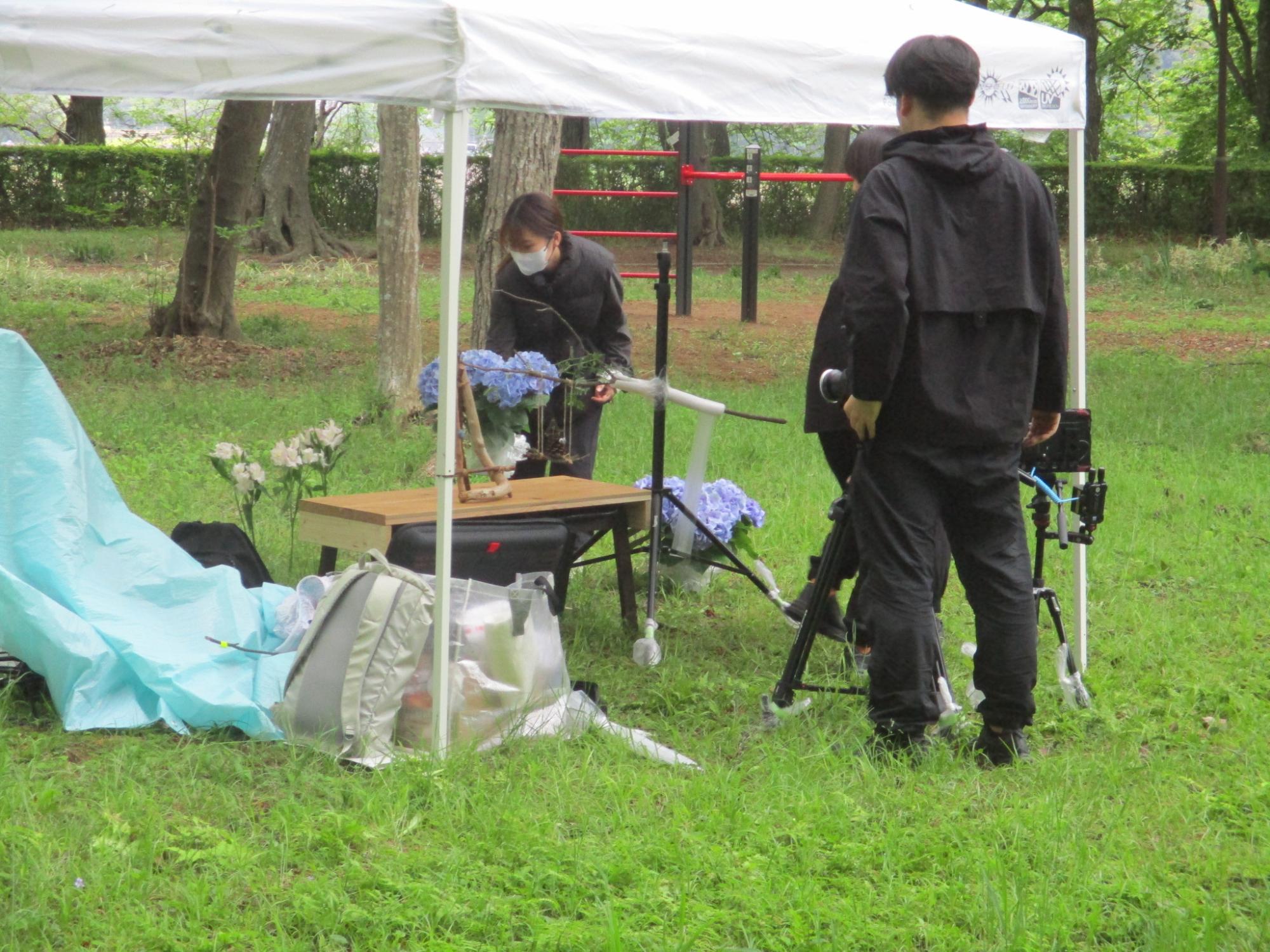 撮影機材を動かしているところ
