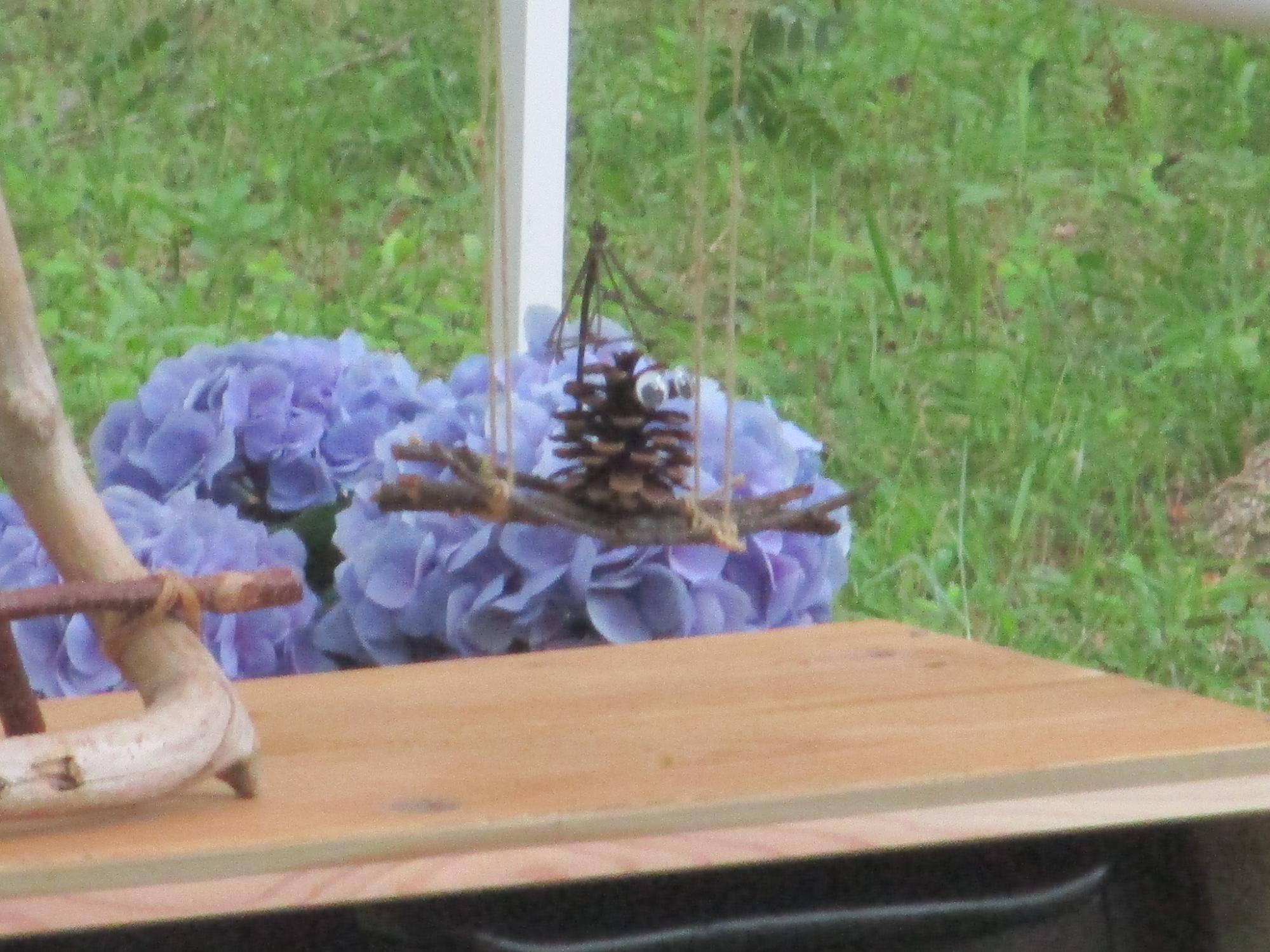 まつぼっくりのキャラクターが座っているところ