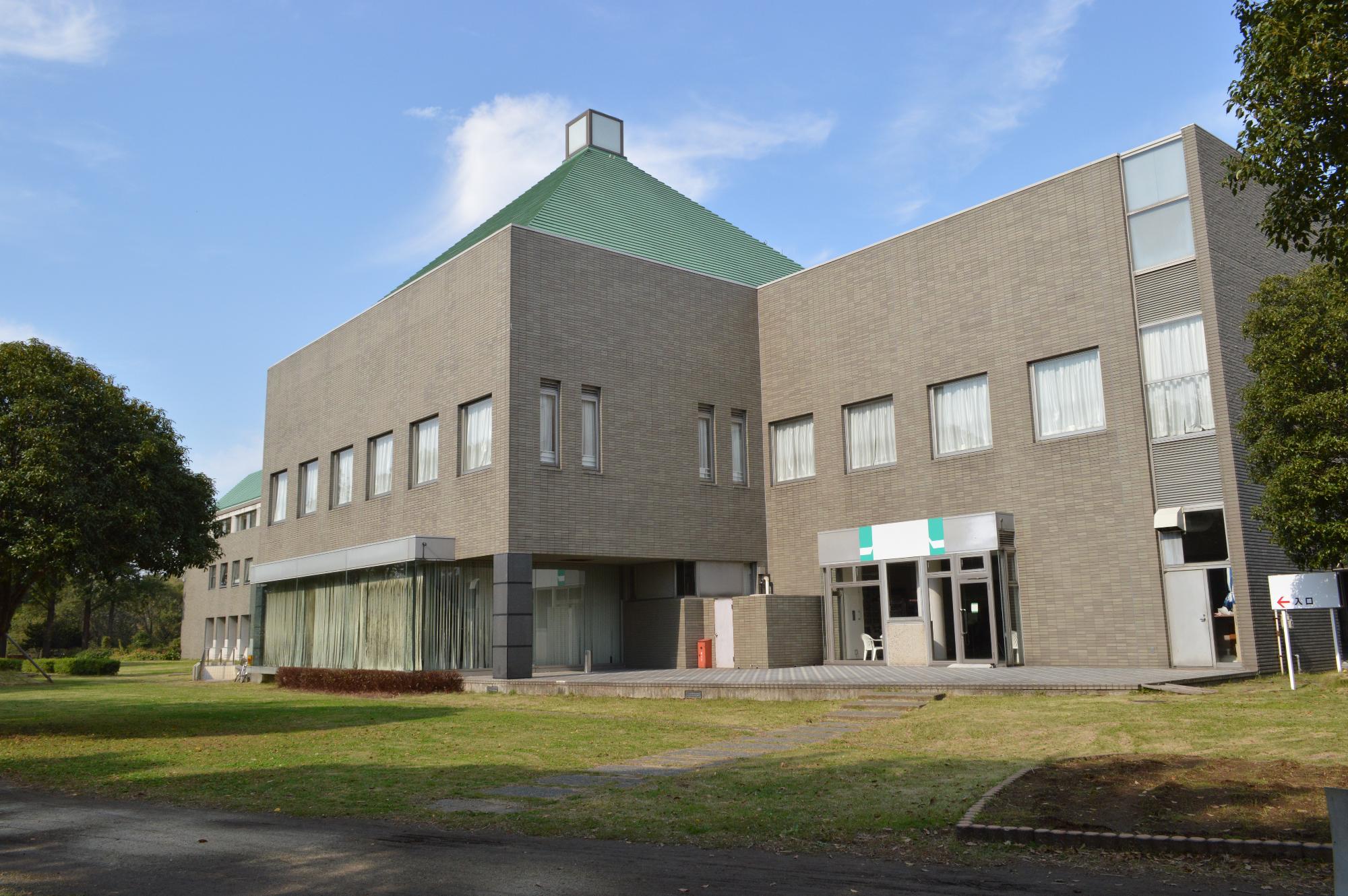 公園側から見た庄和総合支所の写真