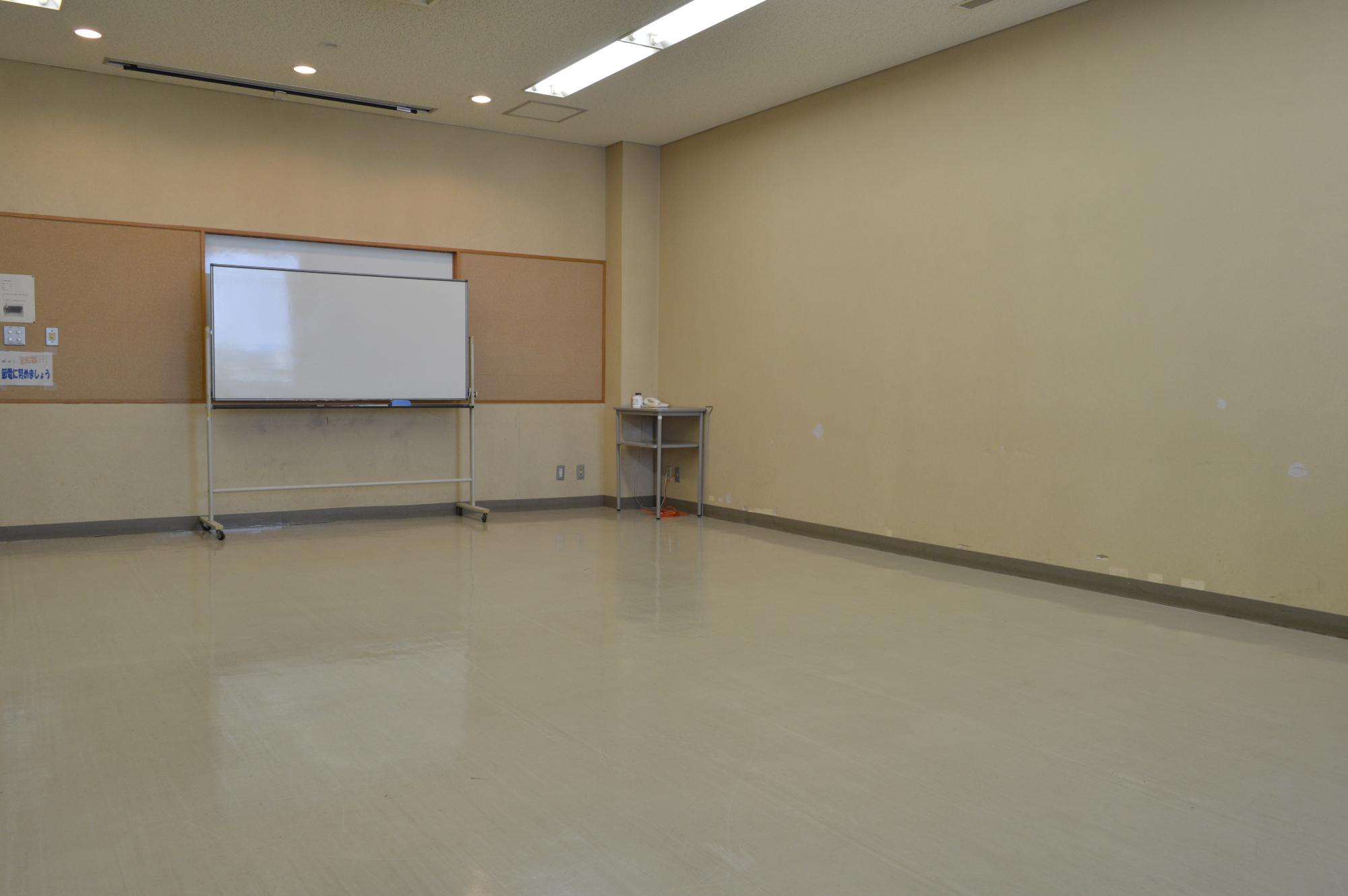 ホワイトボードが置いてある部屋の写真