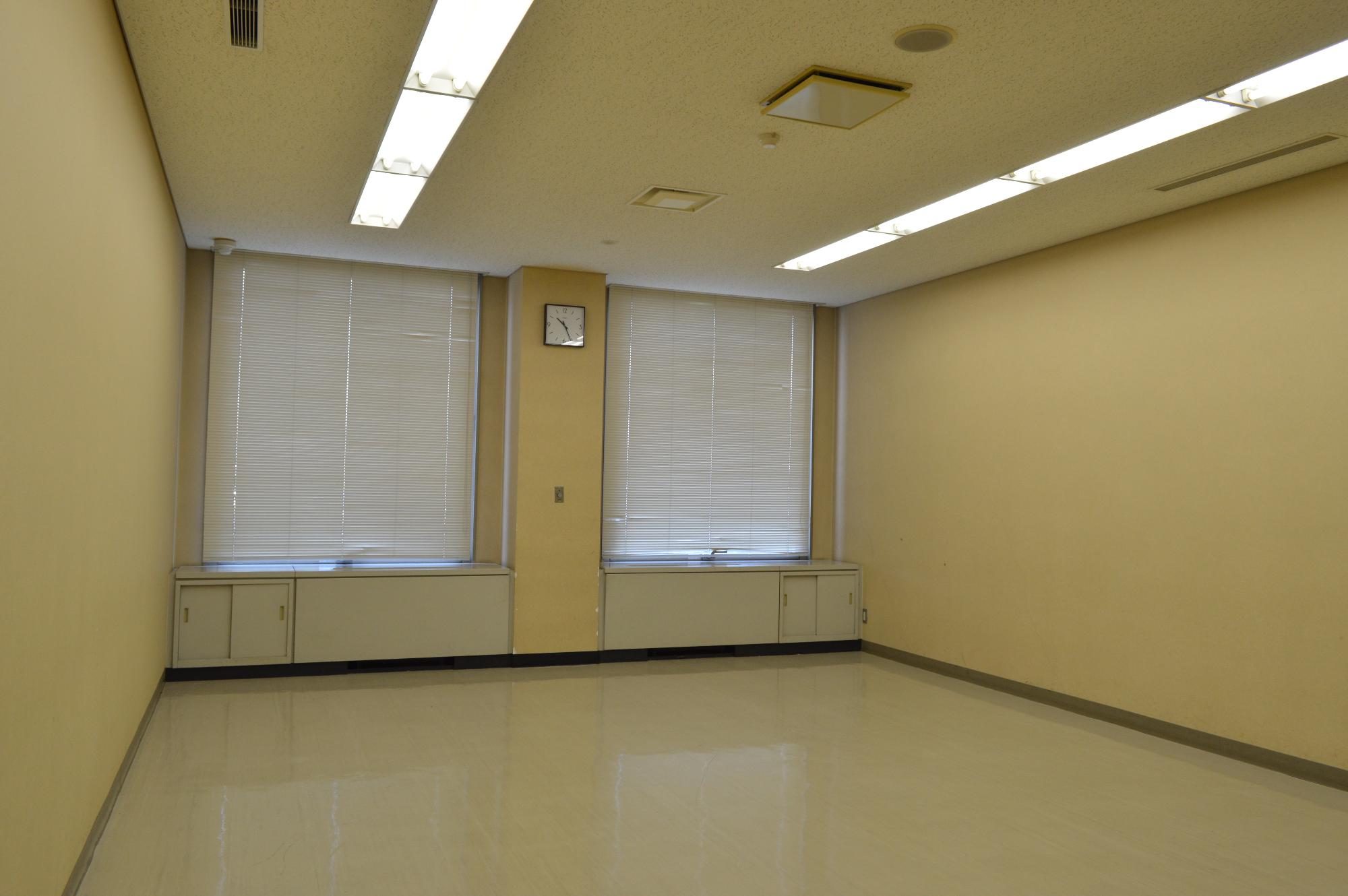 白いシャッターのある部屋