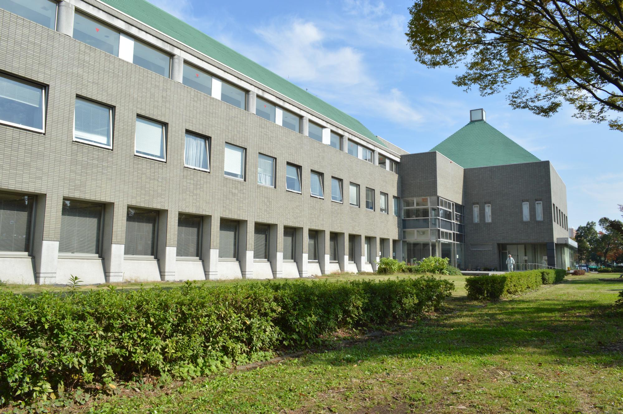 公園側から見た庄和総合支所の写真