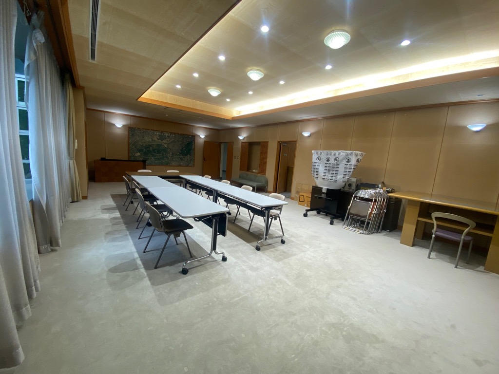 長テーブルや椅子が並んでいる会議室の写真