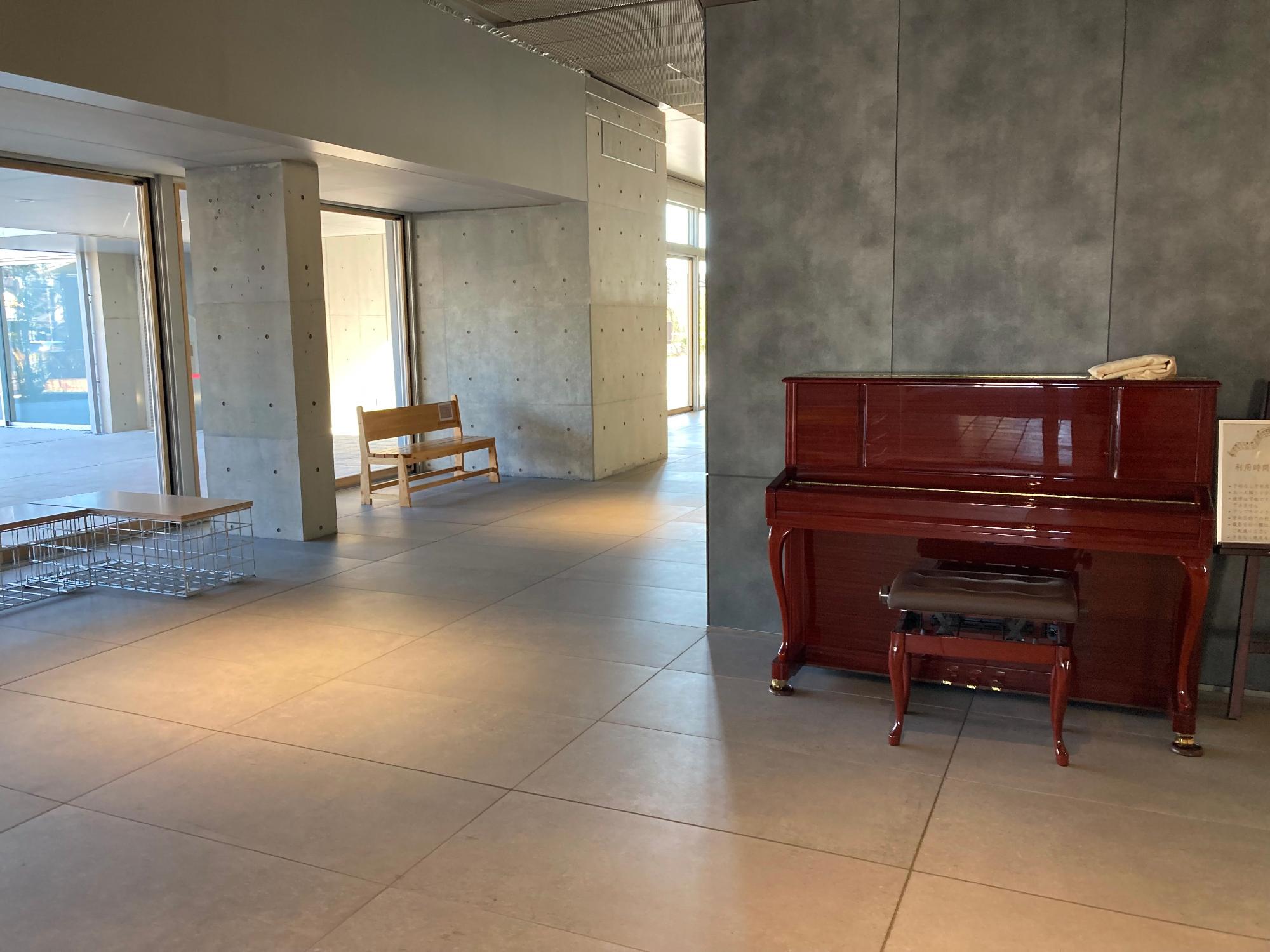 本庁舎1階にあるエントランスホール。ピアノやベンチがあります。