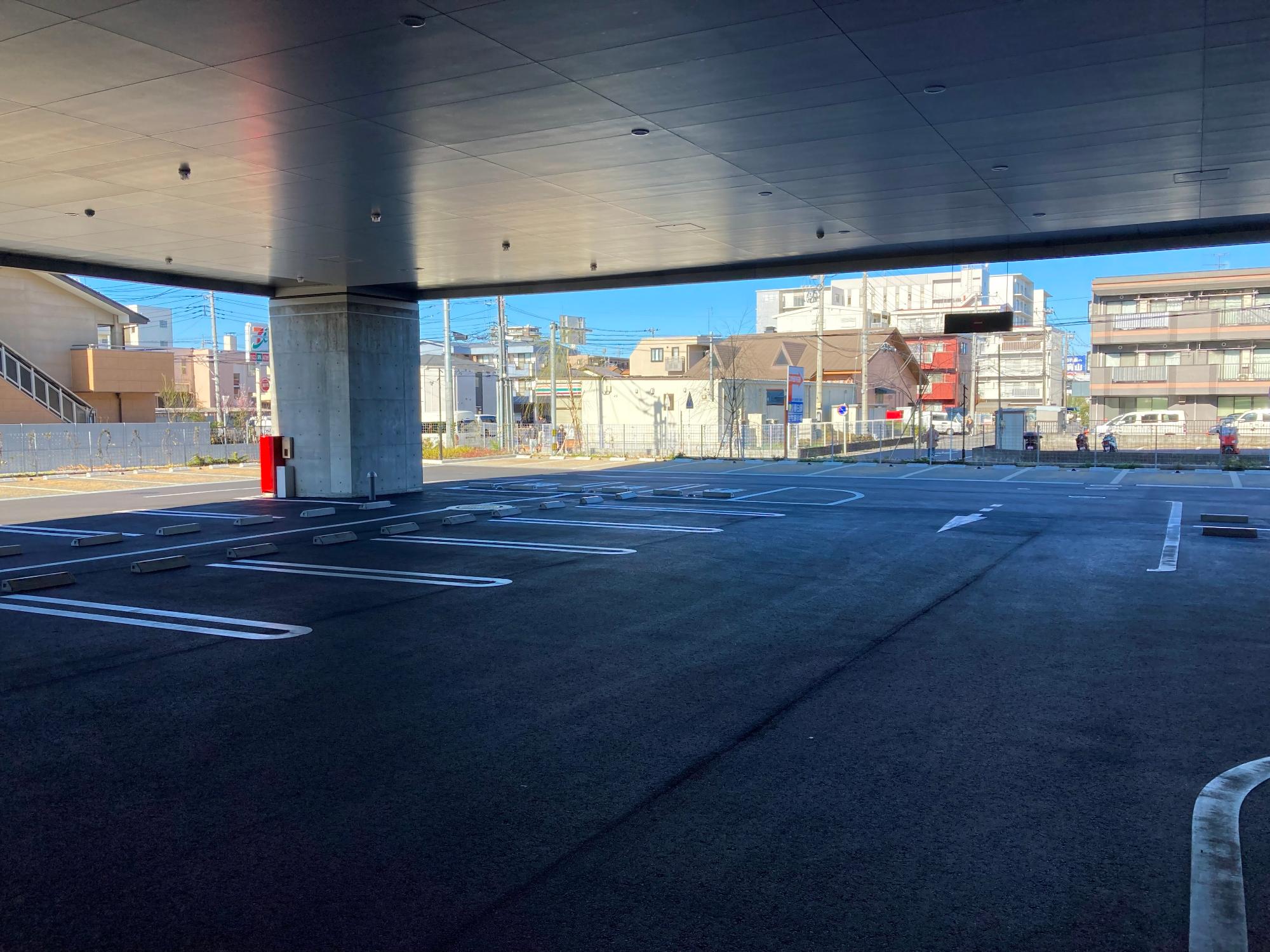 本庁舎1階のピロティ部分。駐車場になっています。