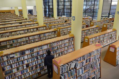 ぎっしりと本が詰まった本棚が奥まで並んだ図書館内を上から見下ろしている写真