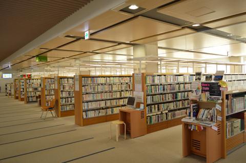 本棚がズラッと並んでいる写真