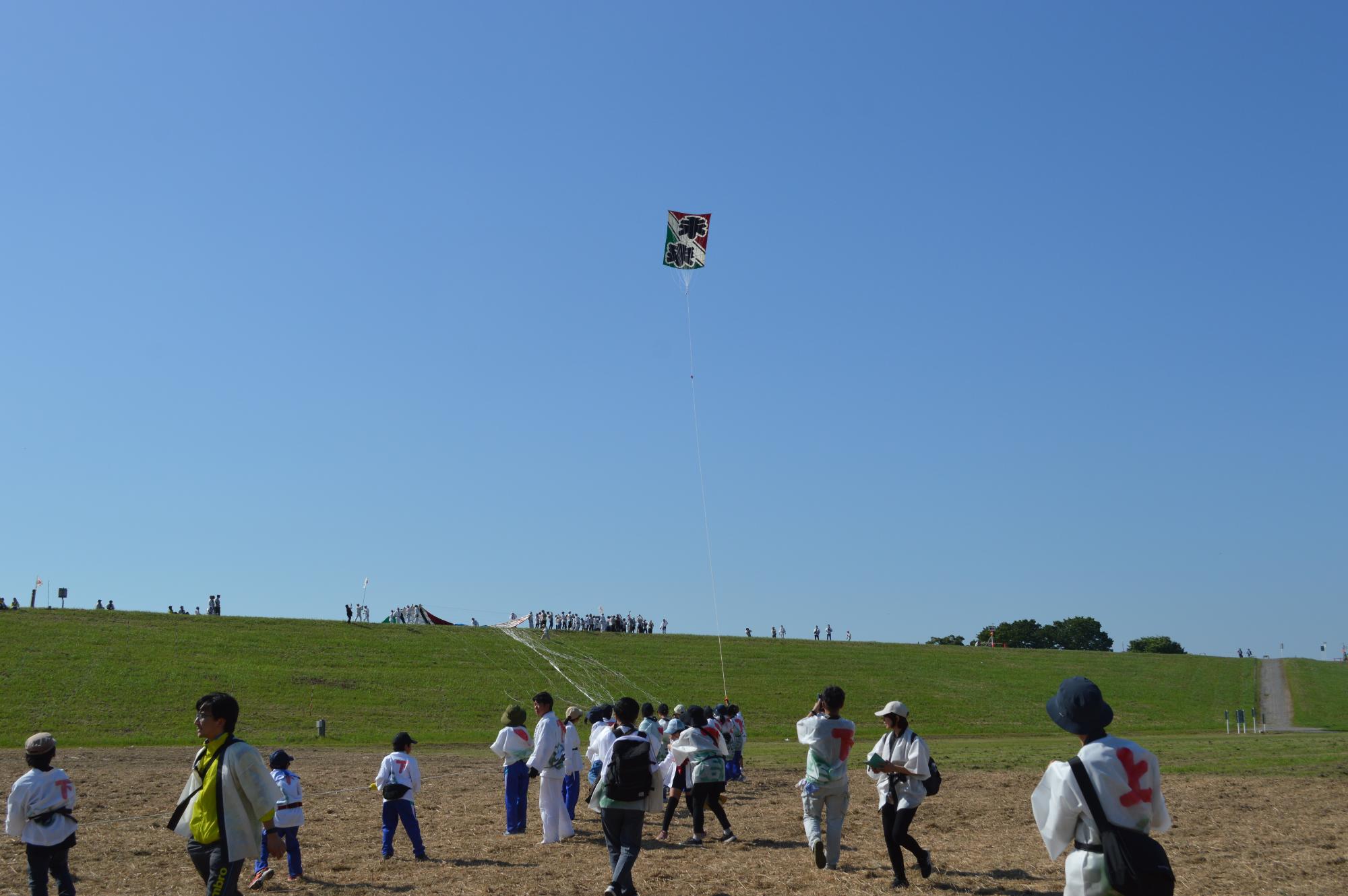 凧を引っ張る様子（下若組「未来」）