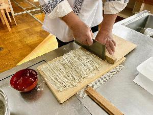 参加者がそばを打っている手元の様子