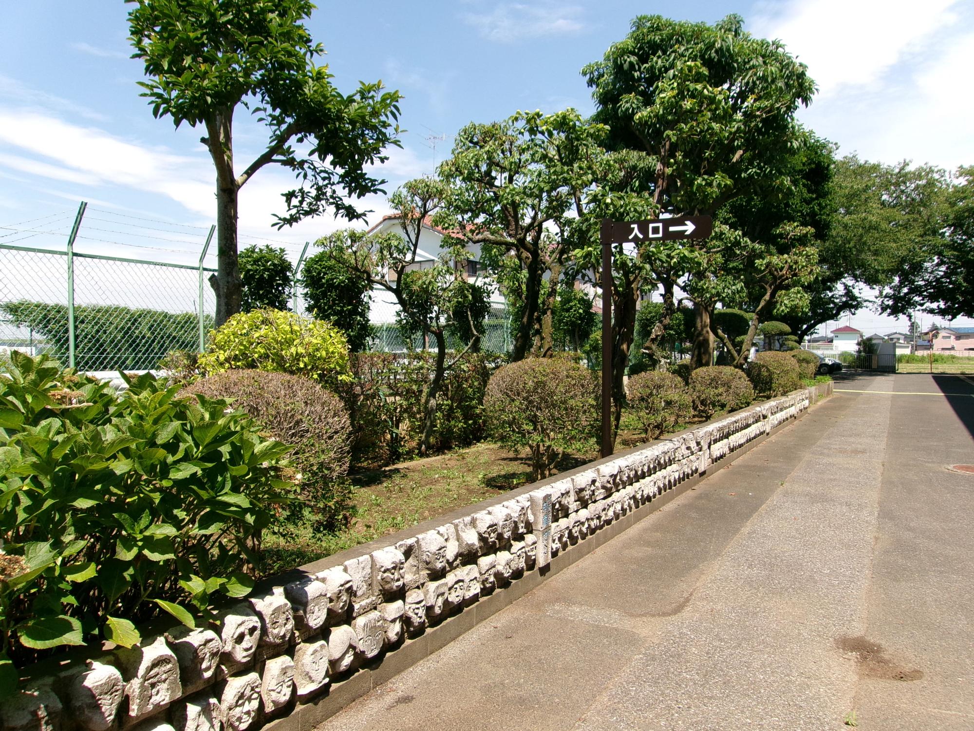 ハルカイト外中庭、外入り口から建物入り口をつなげる場所です