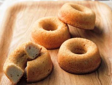 木の四角いお皿に載せられている赤米ドーナツの写真