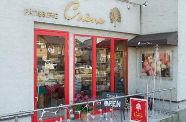 ガラス扉から店内の様子が見えるパティスリーシェーヌ外観の写真
