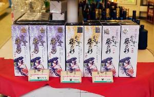 店に並ぶ焼酎の写真