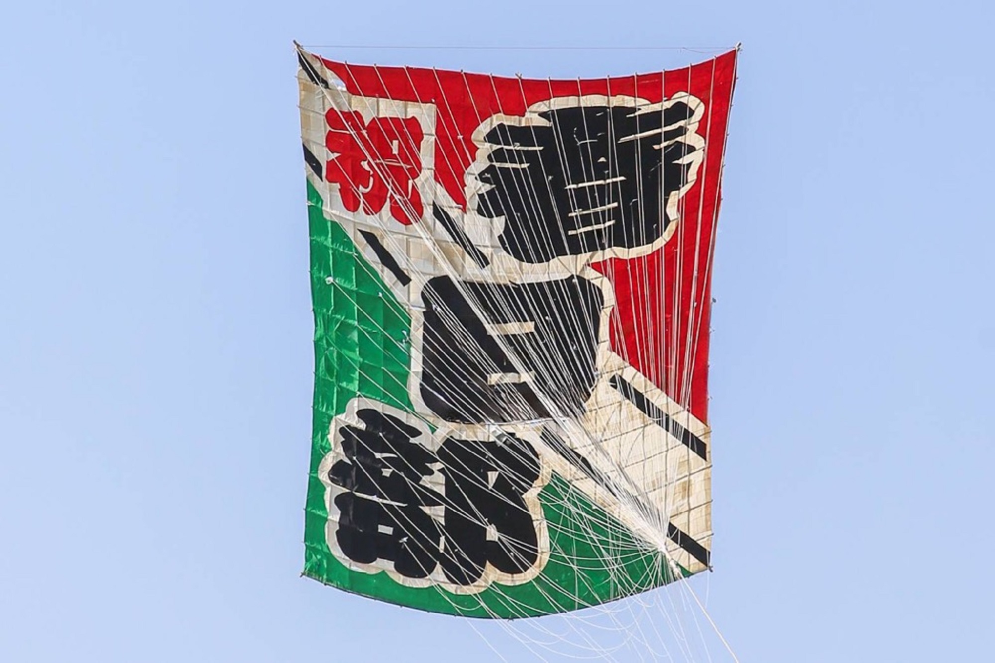 空に舞いあがった春日部の大凧