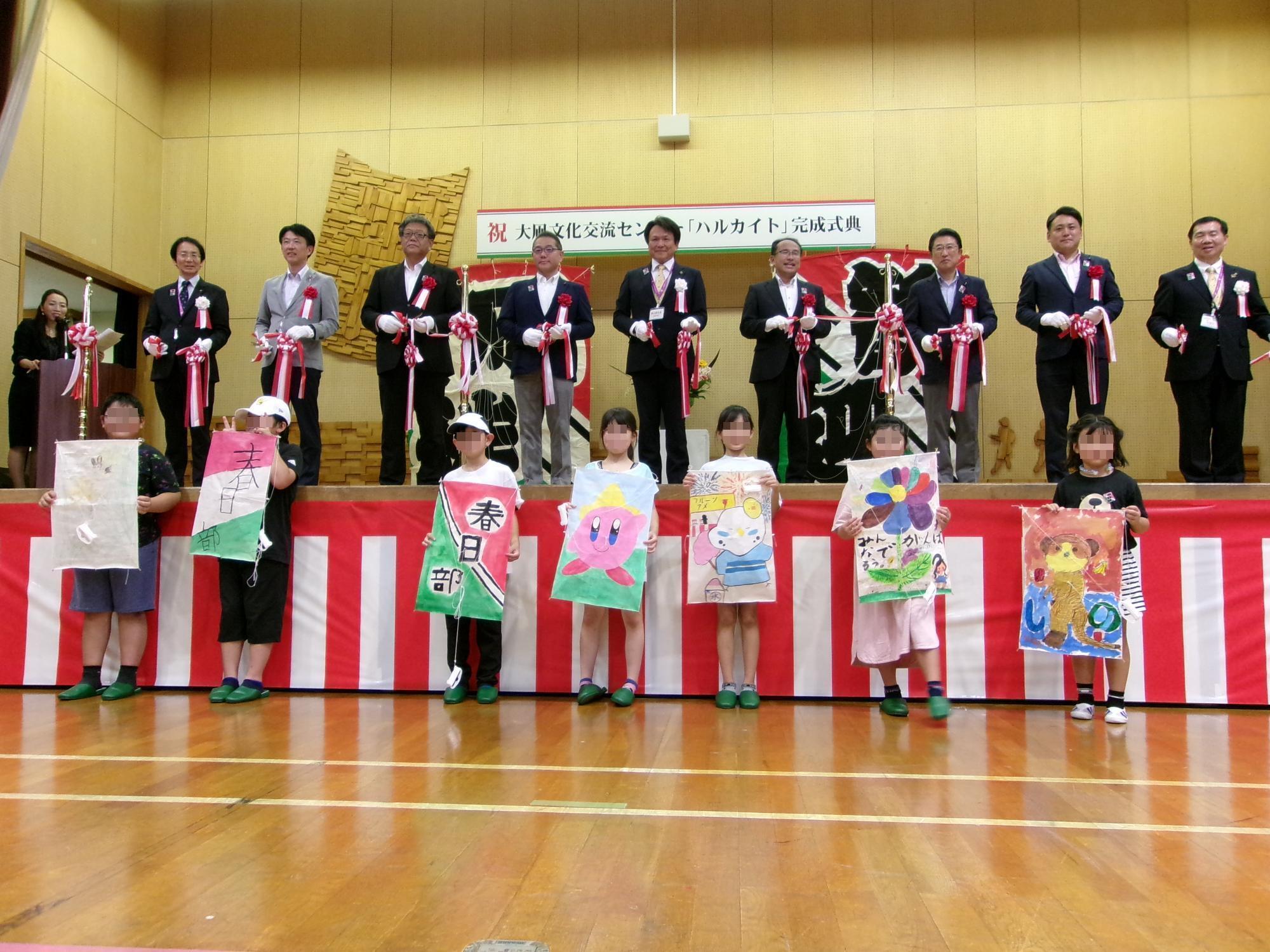 テープカットの様子