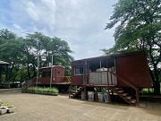 電車を改造した家屋の写真