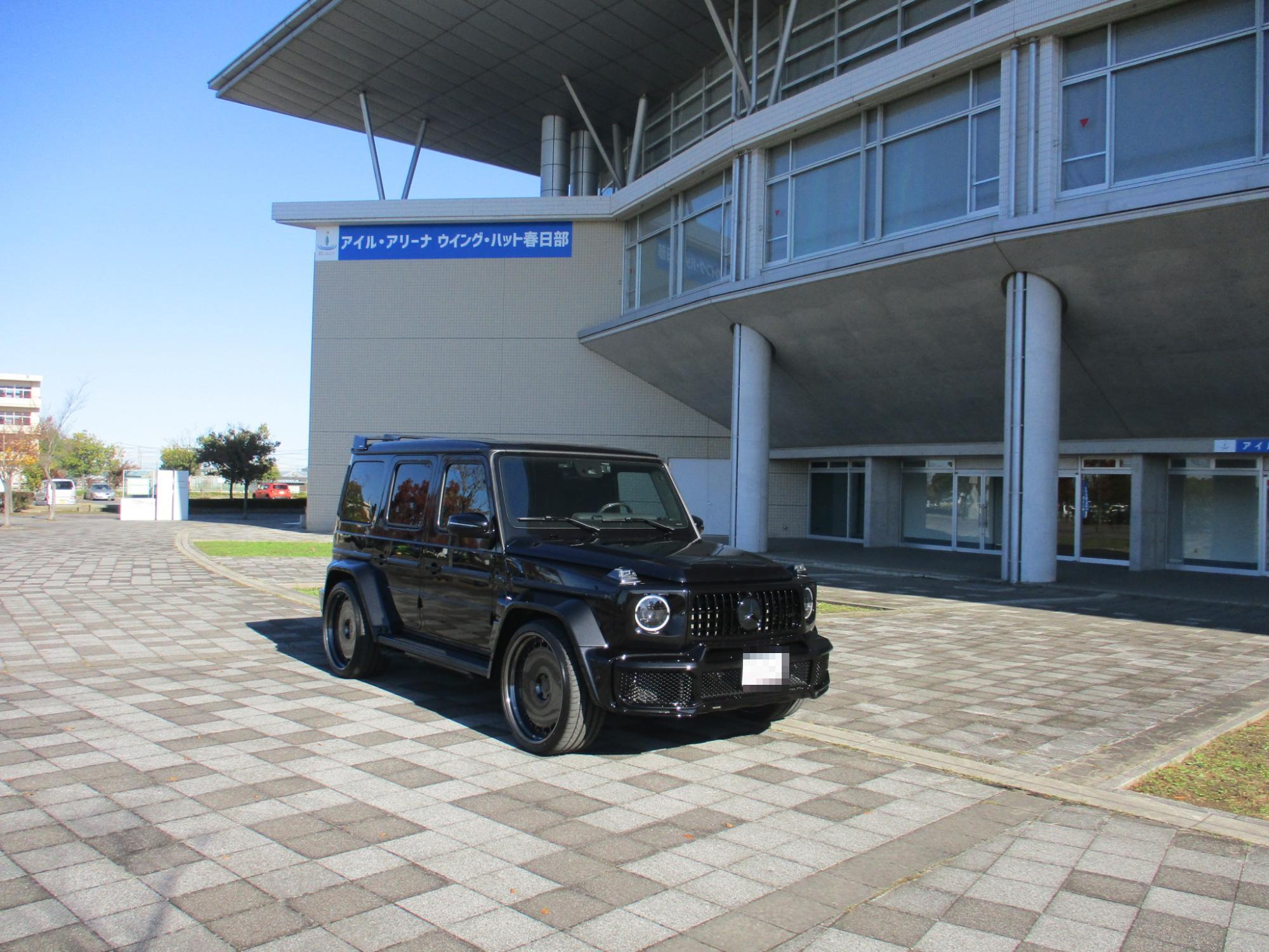 アイルアリーナウイングハット春日部の外広場に車がいる様子