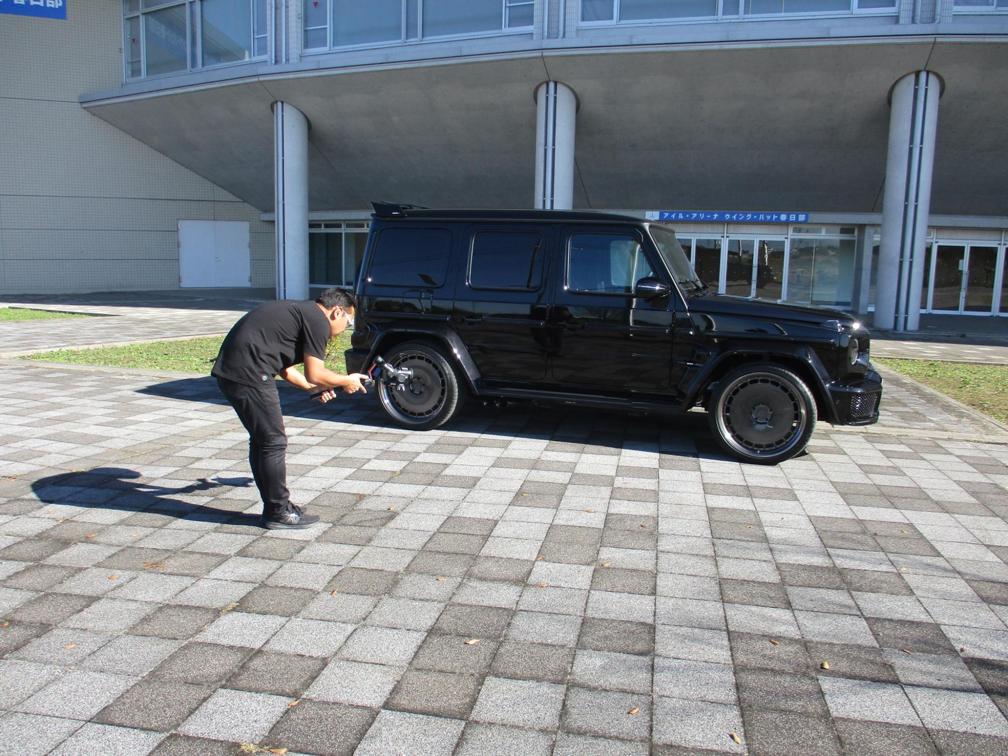 車の側面をカメラで撮影している様子