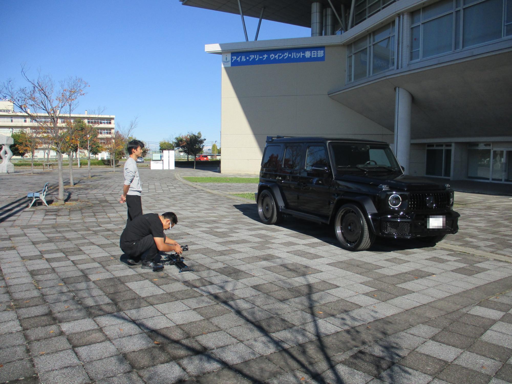 レール等道具を使い車を撮影している様子