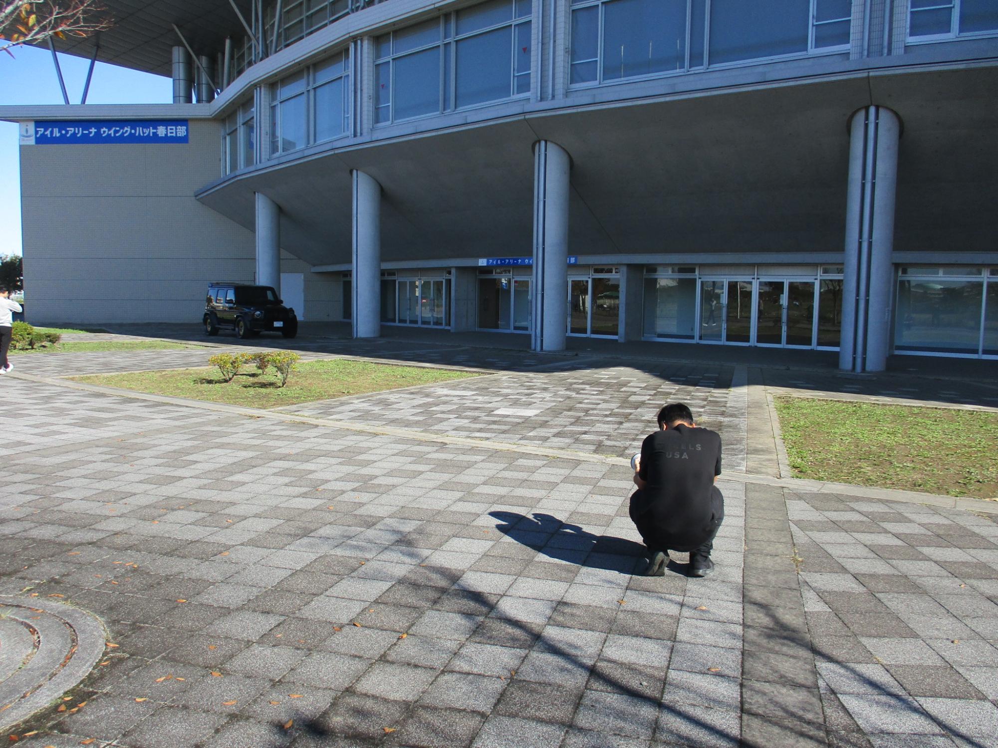 遠くから車を撮影している様子