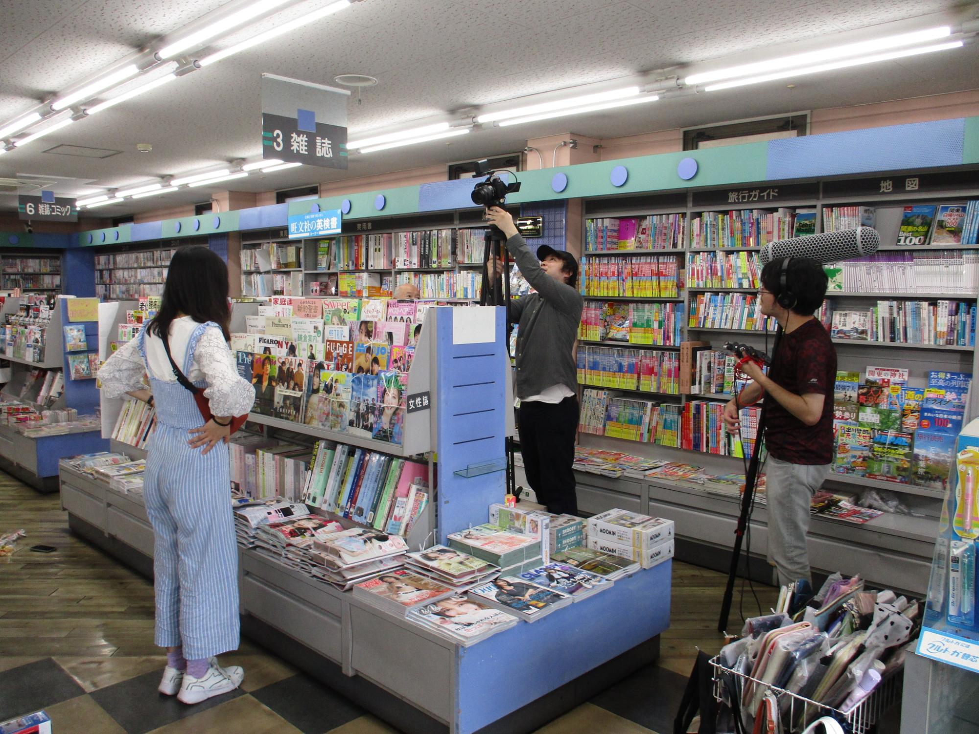 カメラの設置をしている様子