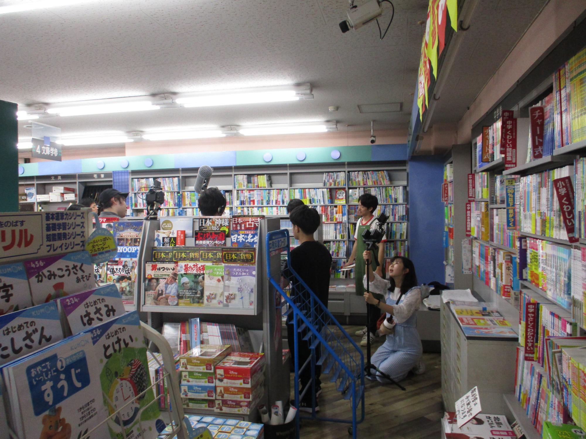 紅雲堂書店の奥で撮影している様子