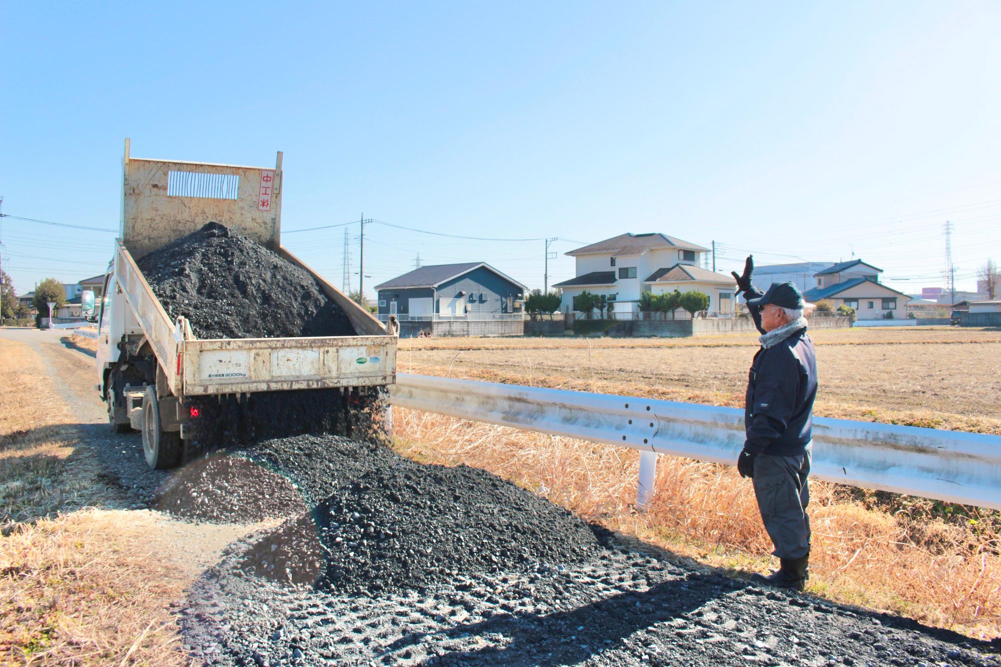 砂利を道に下ろす様子