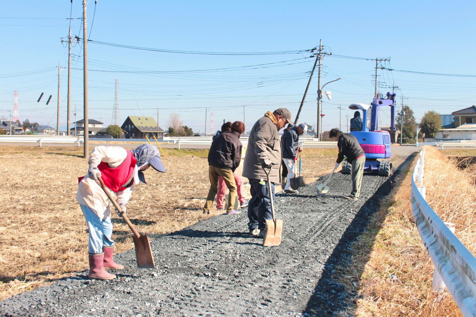 でこぼこが無いよう、人力で砂利敷きの仕上げ