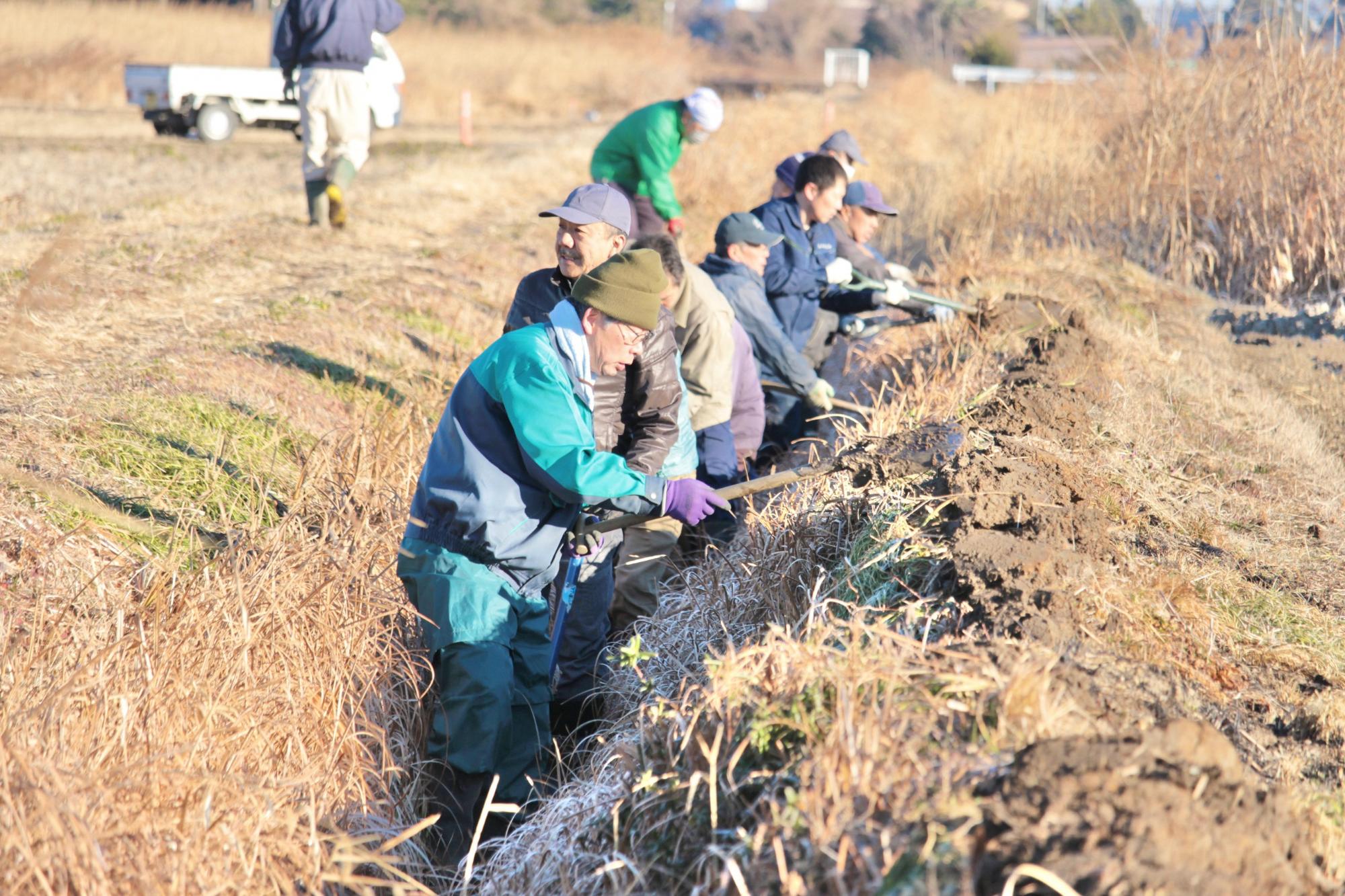 溜まった土を畦に上げる作業