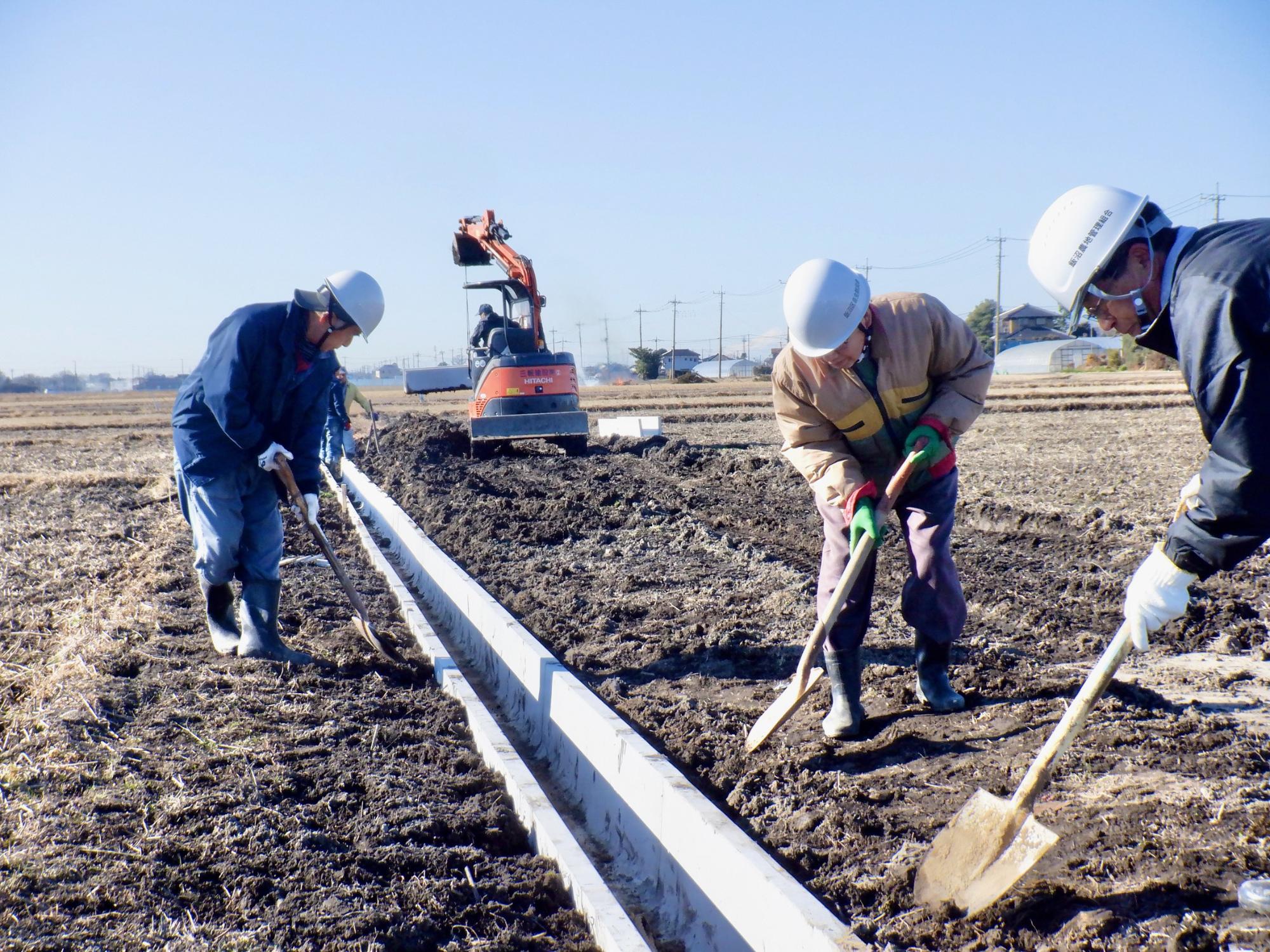 水路周りに土を入れる作業