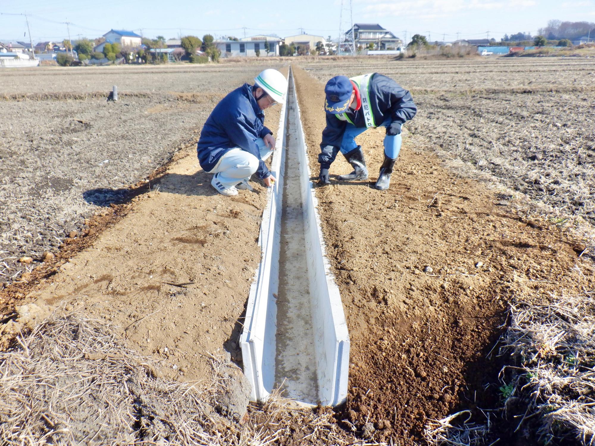 完成した水路を市の職員と確認