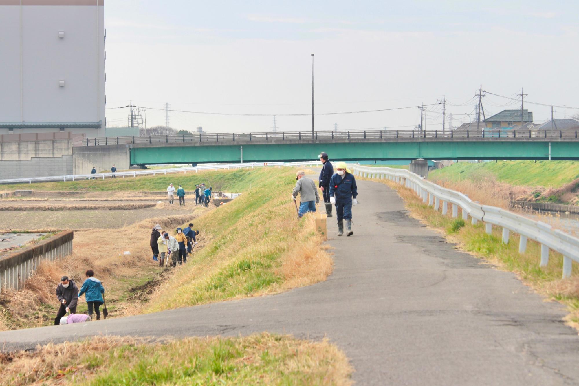 土手を挟んで中側が流れる地域